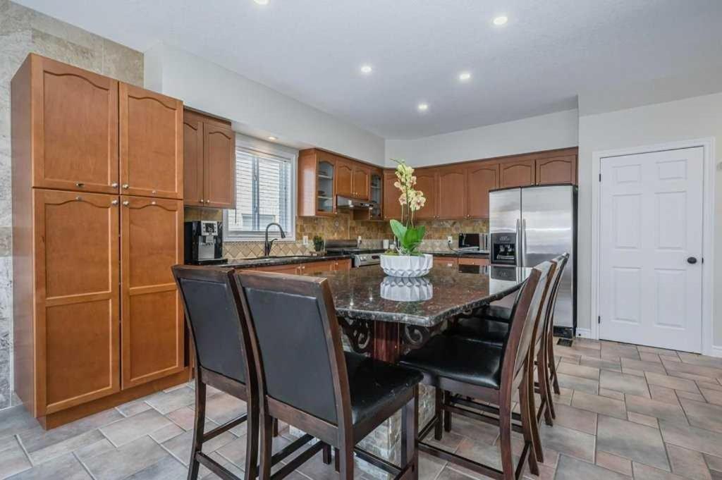 Comfortable Modern Room Near Ykf Airport III Kitchener Εξωτερικό φωτογραφία